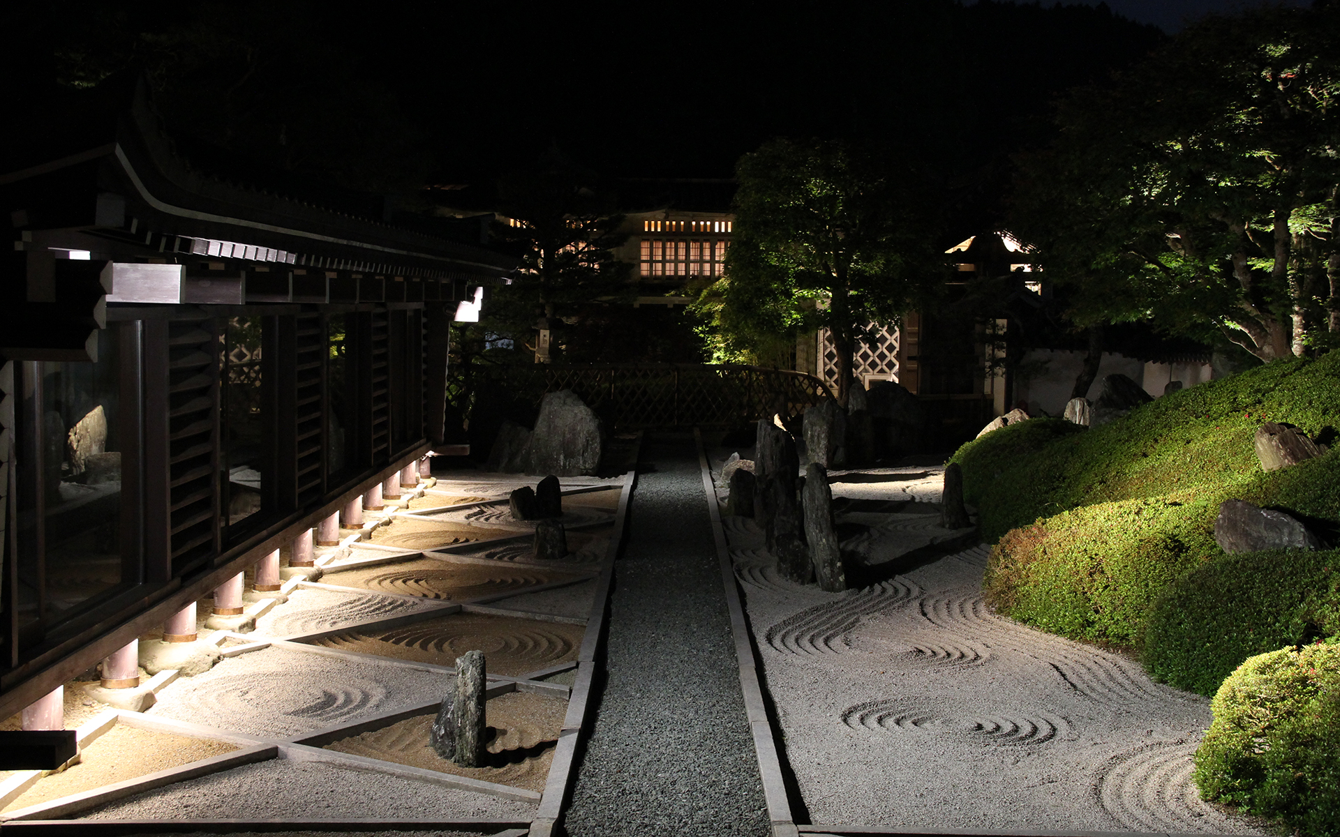 高野山温泉 福智院 — 高野町・壇上伽藍至近 · 重森三玲設計の枯山水「蓬莱遊仙庭」と夜の行灯