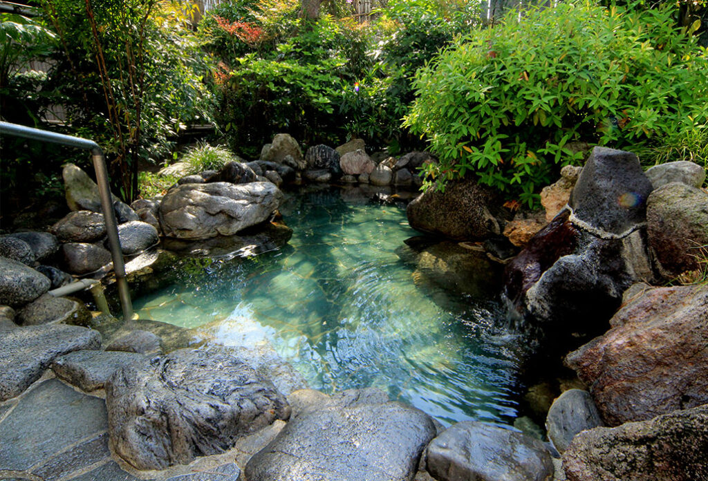 青葉旅館 — 飯坂温泉 · 昭和初期の数寄屋造り、源泉かけ流し
