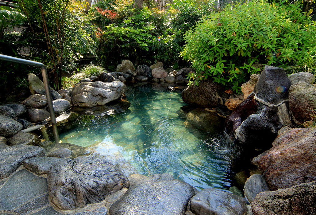 青葉旅館 — 飯坂温泉 · 昭和初期の数寄屋造り、源泉かけ流し