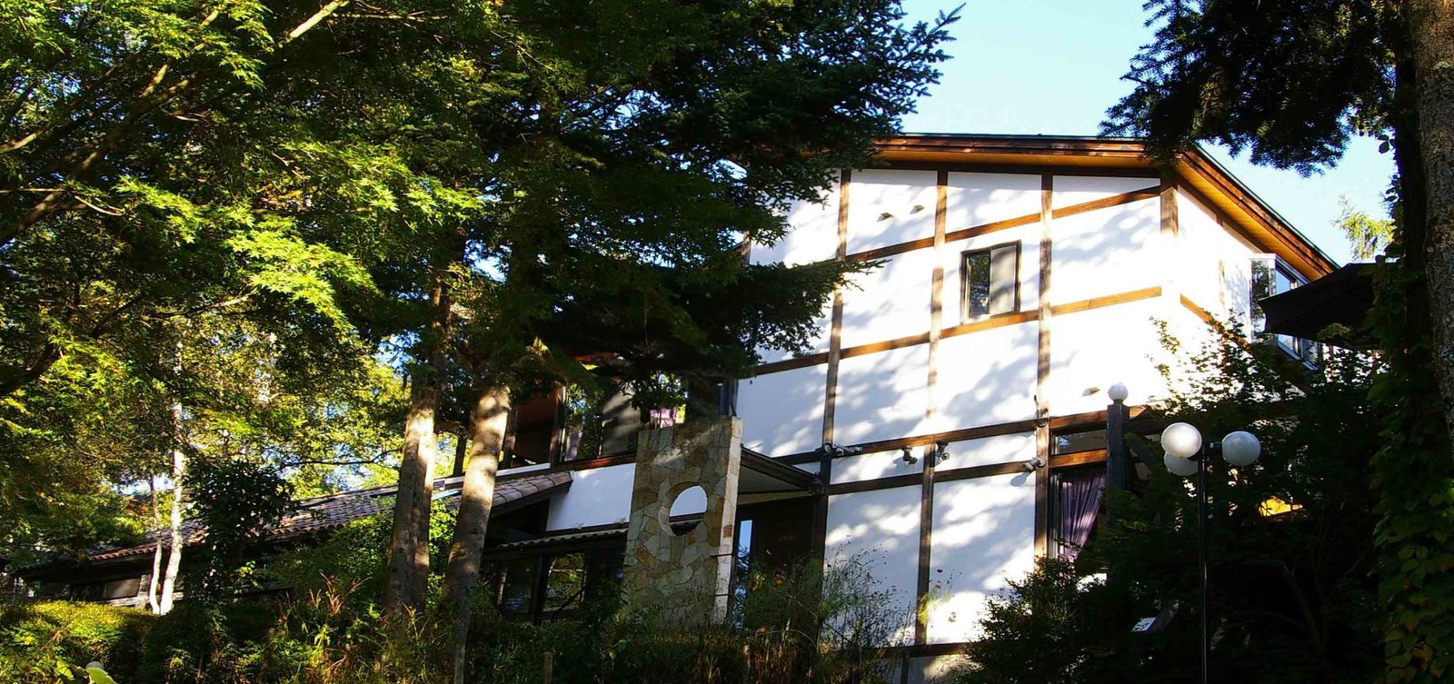 オーベルジュ・エスポワール — 茅野市北山・メルヘン街道沿い · 1998年開業、藤木徳彦シェフによる信州ジビエの三室オーベルジュ