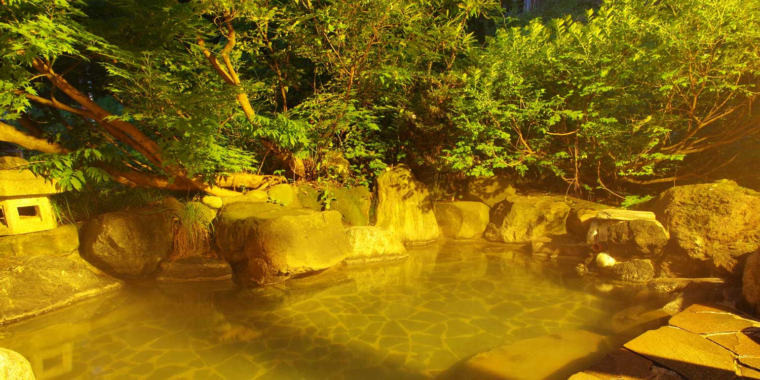 松之山温泉 和泉屋 — 新潟県十日町市松之山 · 源泉かけ流しの露天風呂と行灯の灯り