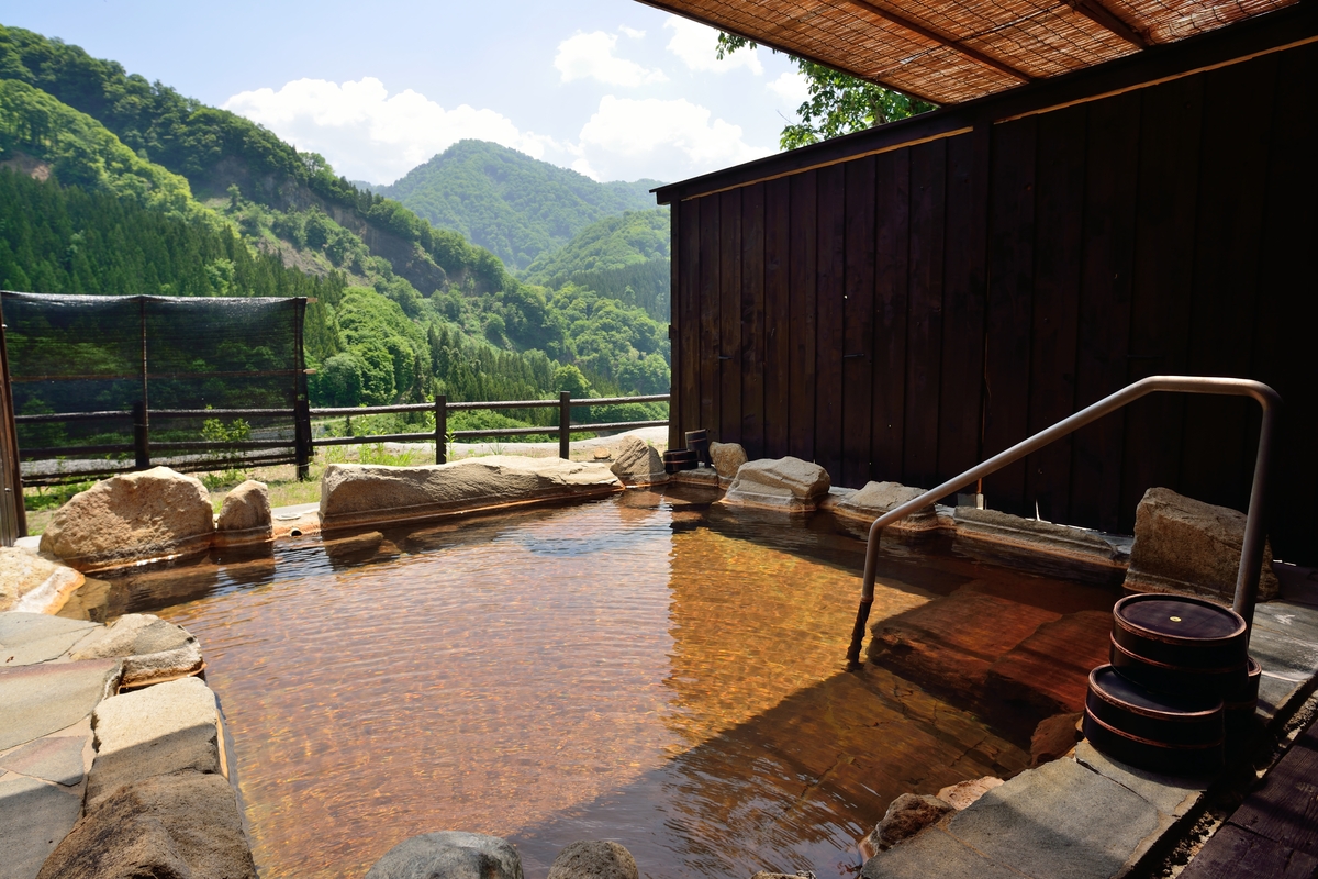小谷温泉奥の湯 雨飾荘 — 小谷村中土 · 標高 900 m、ナトリウム炭酸水素塩泉源泉掛け流しの秘湯一軒宿