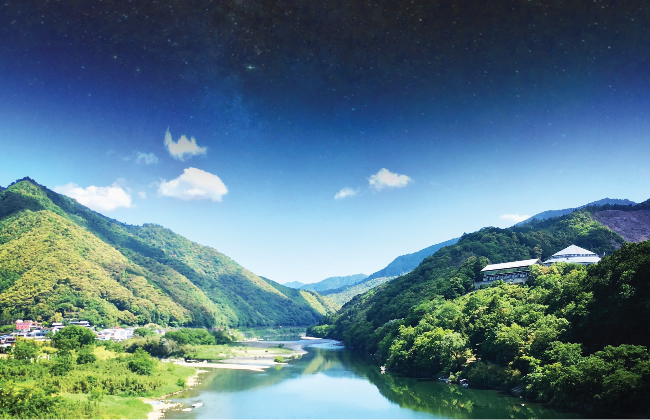 ホテル星羅四万十 — 高知県四万十市西土佐 · 最後の清流と呼ばれる四万十川の渓谷、丘の上に建つ宿からの夏の眺め