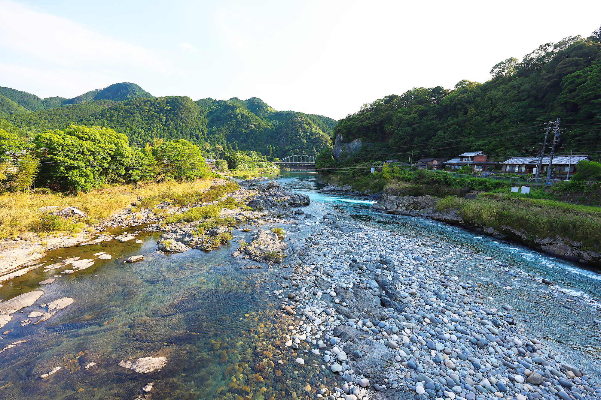 湯本館 — 岐阜県美濃市 · 奥長良川の清流、石を敷いた川床と澄んだ流れが鮎の生息環境を物語る夏景色