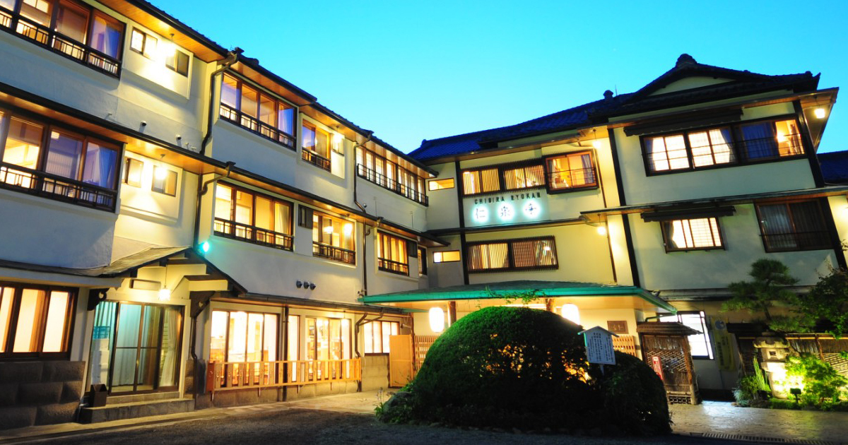 千明仁泉亭 — 伊香保石段街上部 · 1502年創業、夕暮れの木造楼閣と石段の風情