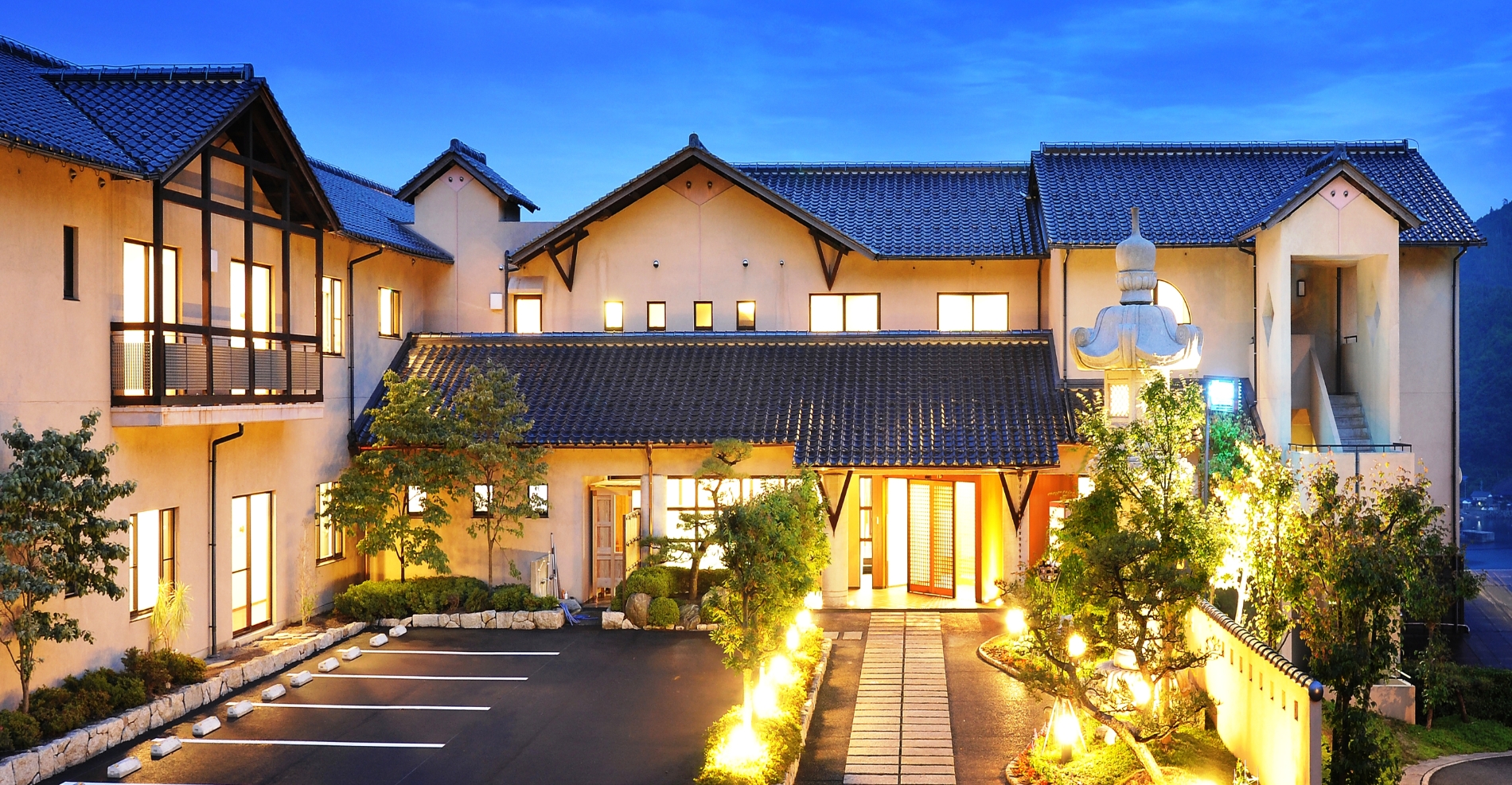 奥伊根温泉 油屋本館 — 新井崎の高台から伊根湾を望む