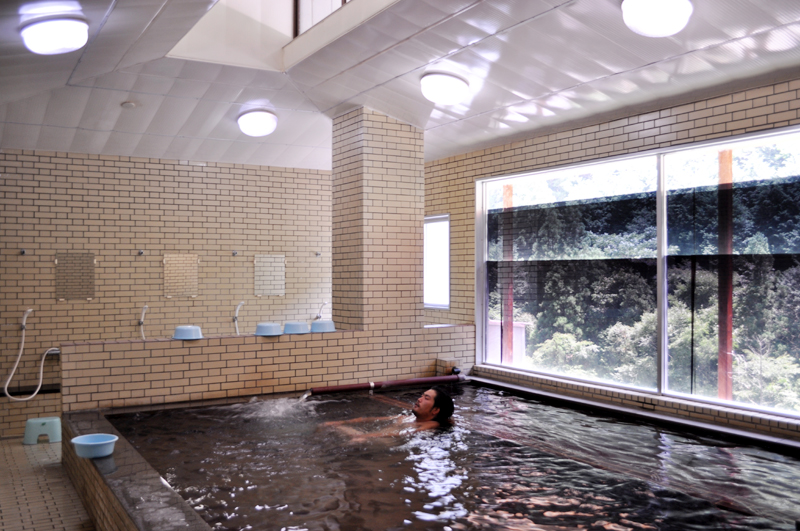 賢見温泉 — 三好市山城町 · 吉野川渓谷に湧く山の信仰湯、岩肌を残した露天