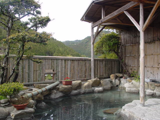 湯の峯荘 — 田辺市本宮町下湯川 · 湯の峰温泉郷最大級の湯船を持つ宿の露天