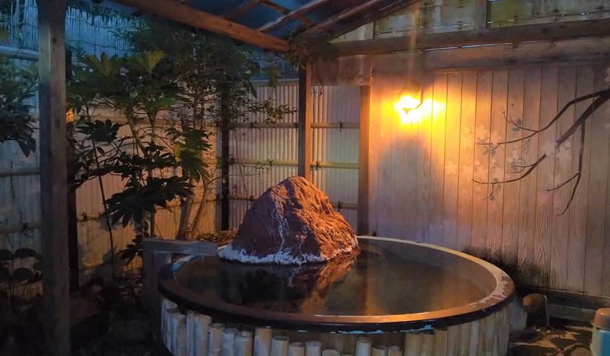 御宿しんしま — 西伊豆・松崎 · 入江長八の漆喰鏝絵が残る明治創業の温泉宿の貸切露天