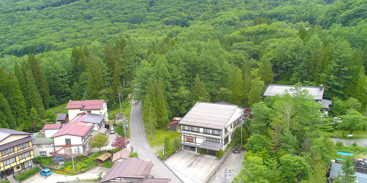 旅館 たなか — 奥飛騨温泉郷平湯 · 母屋と別棟、源泉かけ流しの平湯の宿