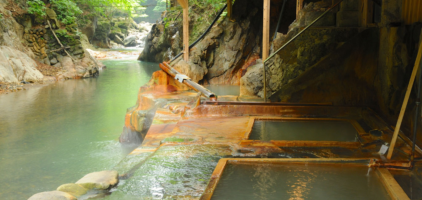 明賀屋本館 — 塩原・塩の湯温泉 · 鹿股川渓谷の懸崖に建つ三百五十年の老舗旅館