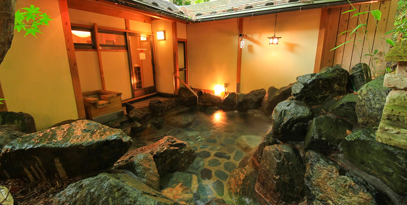 やまの宿 下藤屋 — 奥塩原・新湯温泉 · 標高九百米、硫黄泉のにごり湯と山宿の外観