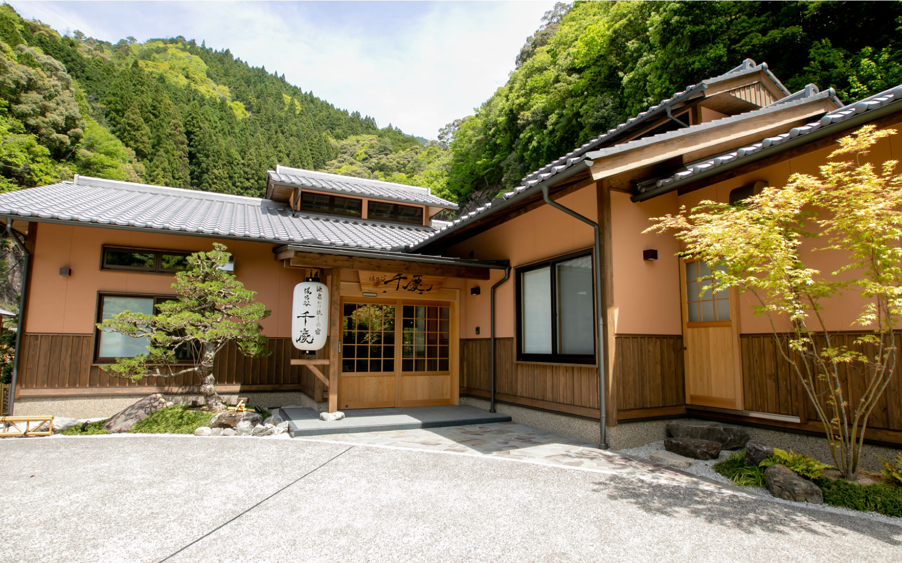 湯乃谷 千慶 — 十津川村武蔵 · 全室独立離れに源泉かけ流し露天を備える湯宿