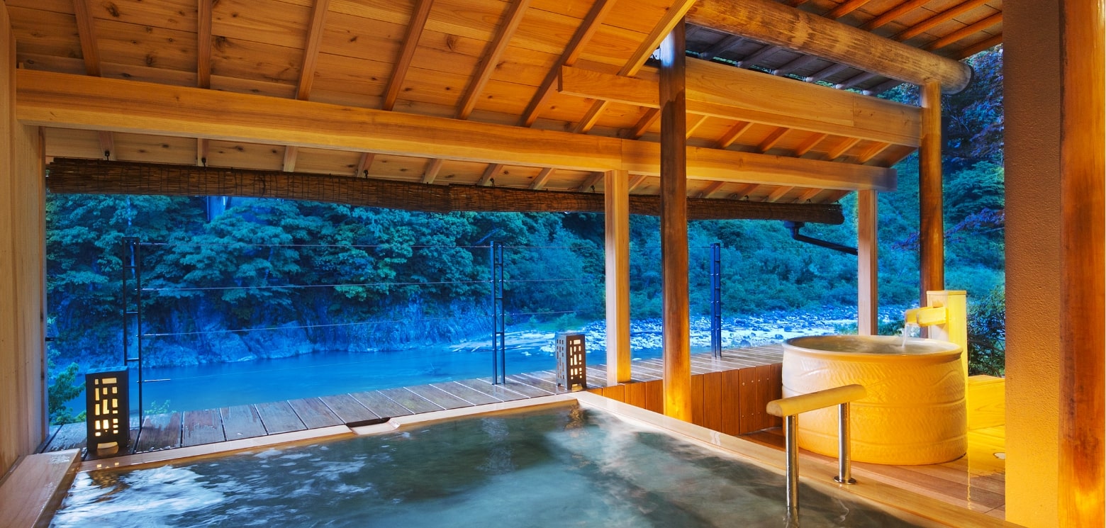 黒部・宇奈月温泉 桃源 — 富山県黒部市 · 川床露天と貸切露天を備える峡谷沿いの旅館