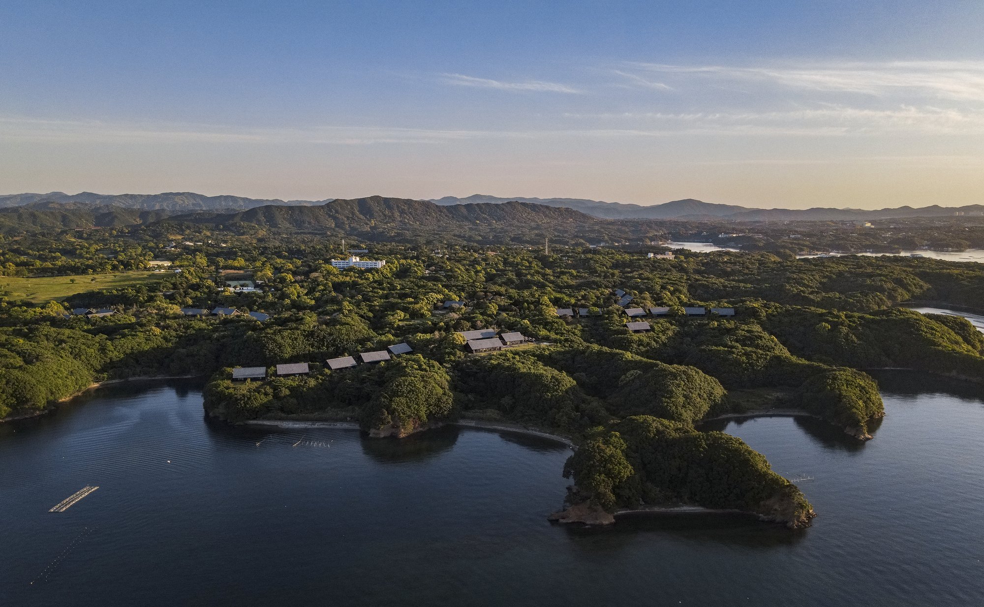 アマネム — 志摩市浜島町迫子 · 伊勢志摩国立公園、英虞湾を望む森に佇むスイート型のオンセン・リゾート