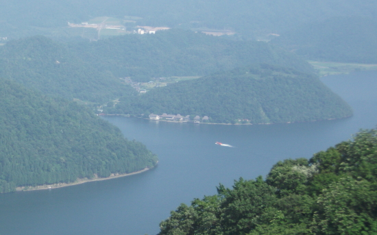 虹岳島荘 — 若狭町・三方五湖 · 1868年創業、築150年の古民家を移築した秘湯の宿