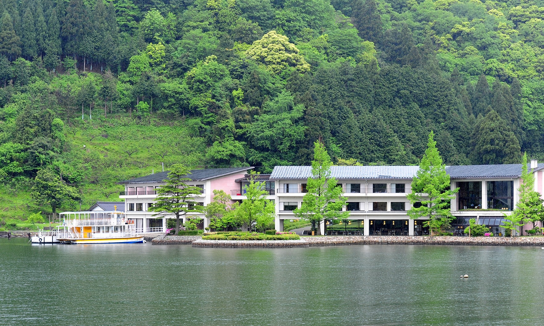 水月花 — 若狭町・水月湖畔 · ロビー・浴場すべて湖を望むリゾート型旅館