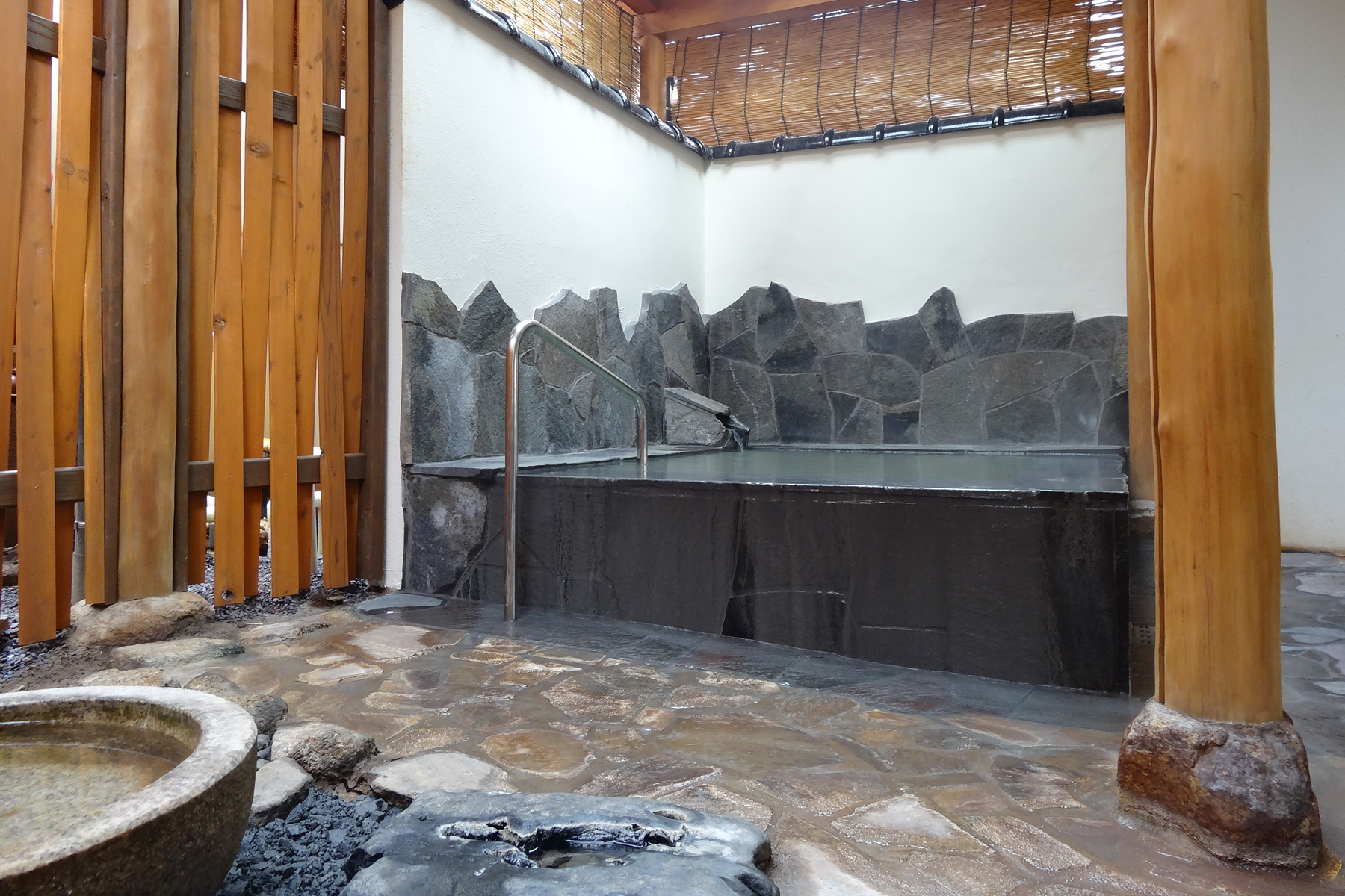 高志の宿 高島屋 — 新潟・岩室温泉 · 宝暦五年（1755年）創業、国登録有形文化財の本館