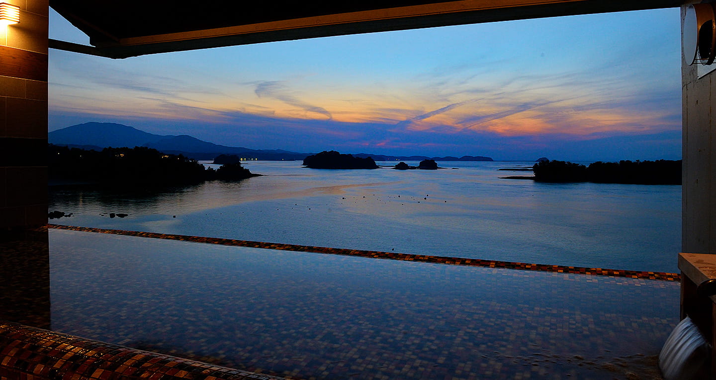 海のやすらぎ ホテル竜宮 — 上天草市松島町・夕陽が降りる露天と天草前島橋の海景