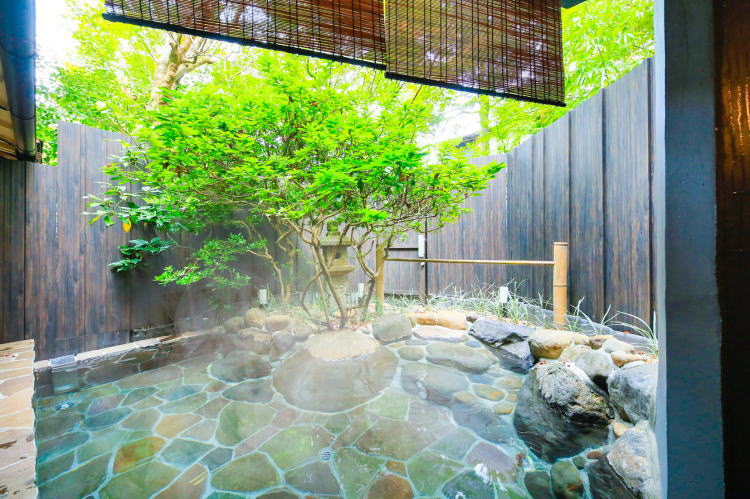 新井旅館 — 伊豆市修善寺 · 青もみじに囲まれた石造りの露天風呂