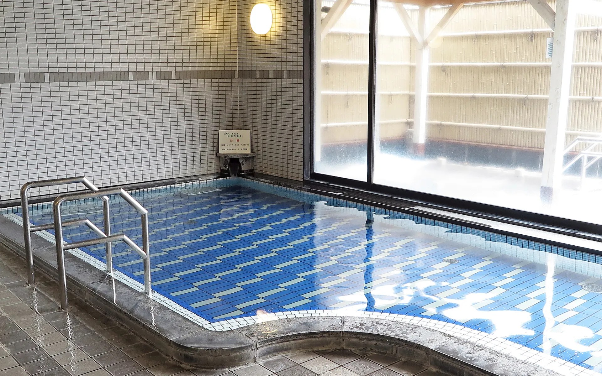 夢屋 華筑紫 — あわら市二面 · 温泉街を少し離れた田の縁に建つ十六室の割烹旅館