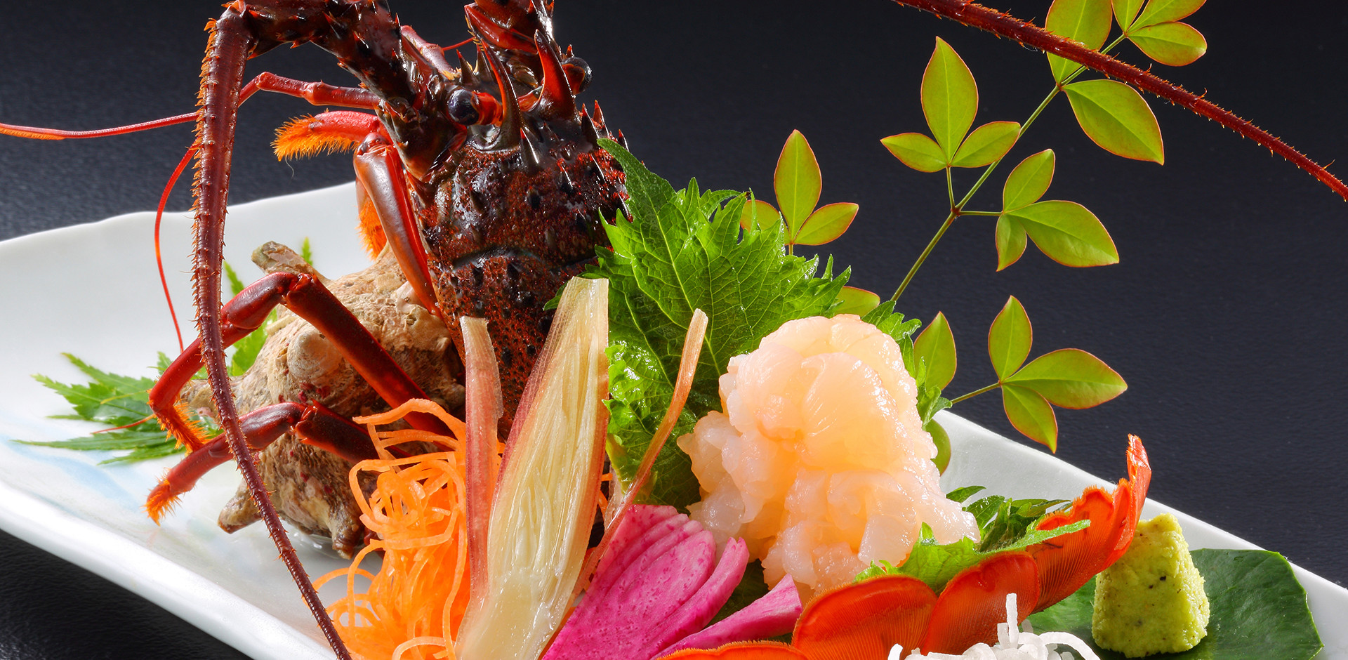 千倉館 — 房総の地魚をふんだんに使った料理。脂の乗った金目鯛の漁師料理風煮付け、伊勢海老、あわび