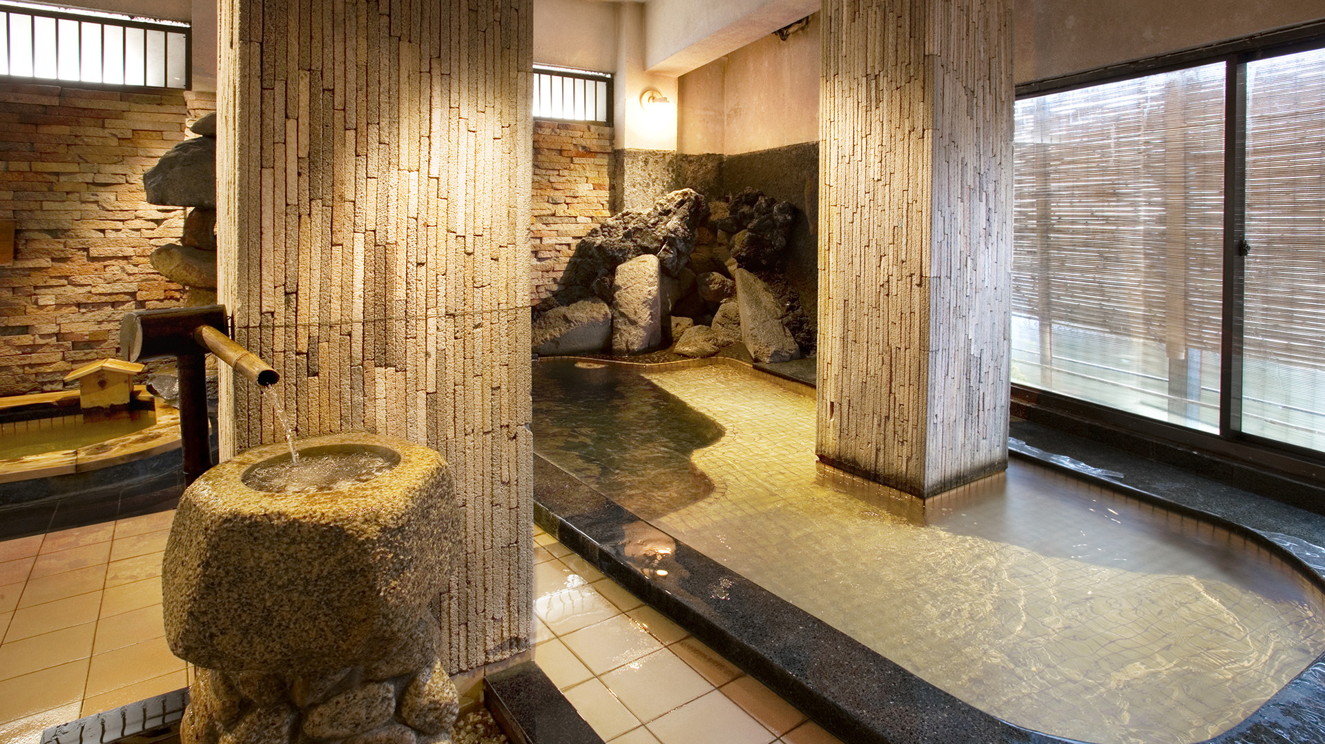 千倉温泉 千倉館 — 千葉県南房総市千倉町 · 源頼朝の伝承を冠する大浴場「羽衣の湯」を備える昭和初期築の海辺旅館