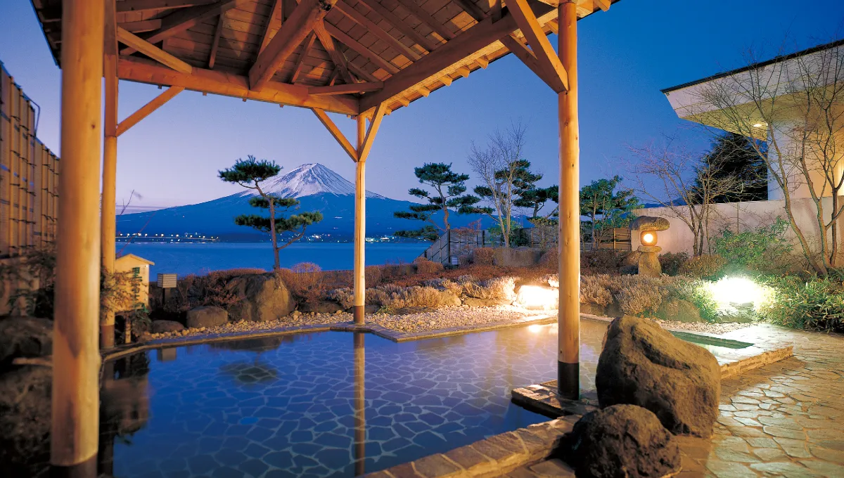 秀峰閣 湖月 — 富士を望む客室露天