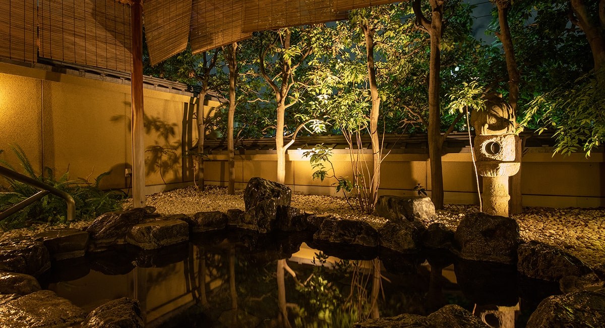 大和屋別荘 — 松山・道後本町 · 行灯の灯る日本庭園の露天風呂