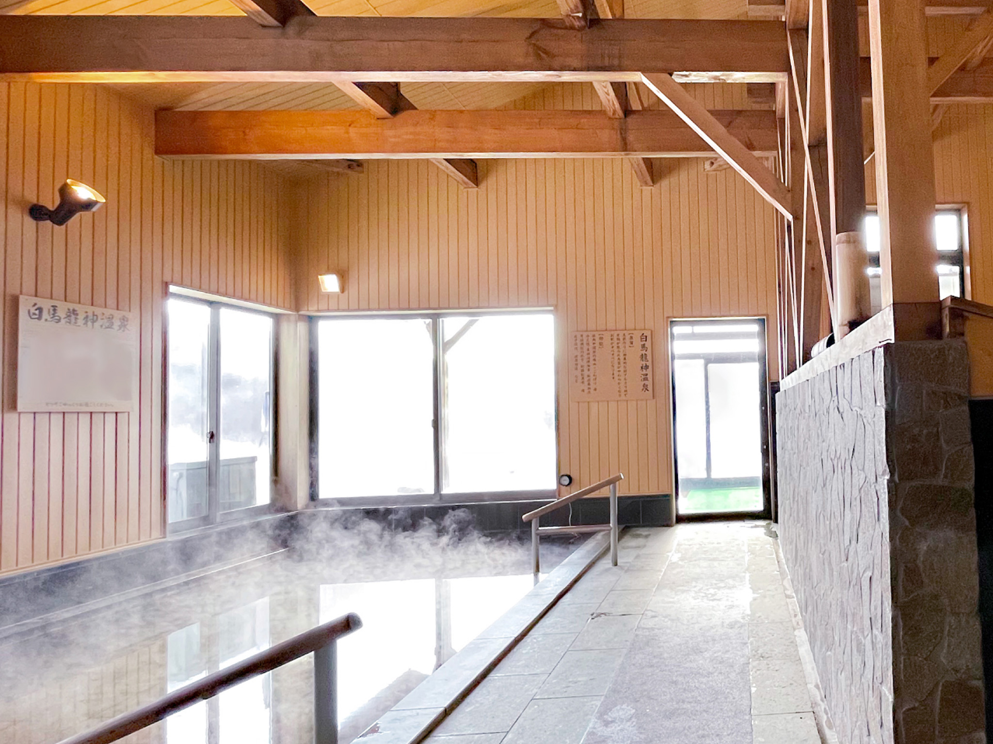 白馬龍神温泉 RYOKAN SUI — 白馬村神城 · 龍神の湯と数寄屋意匠を備える八室の温泉旅館