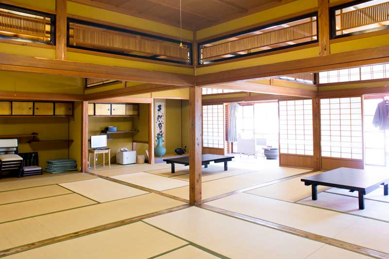 花屋徳兵衛 — 洞川温泉 · 後鬼の湯。庭に面した半露天の湯で、谷あいの夜気が抜ける