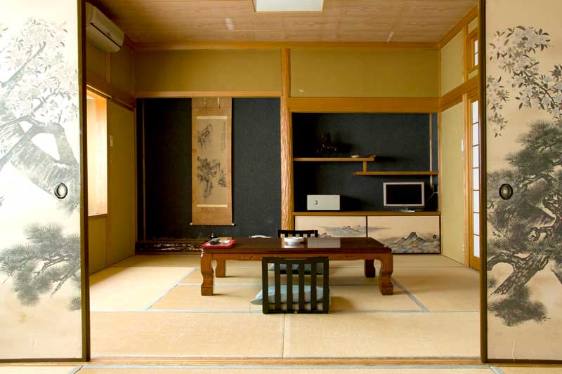 花屋徳兵衛 — 洞川温泉 · 吉野材を用いた木造の客室。窓を戸袋に納めれば谷の風が抜ける