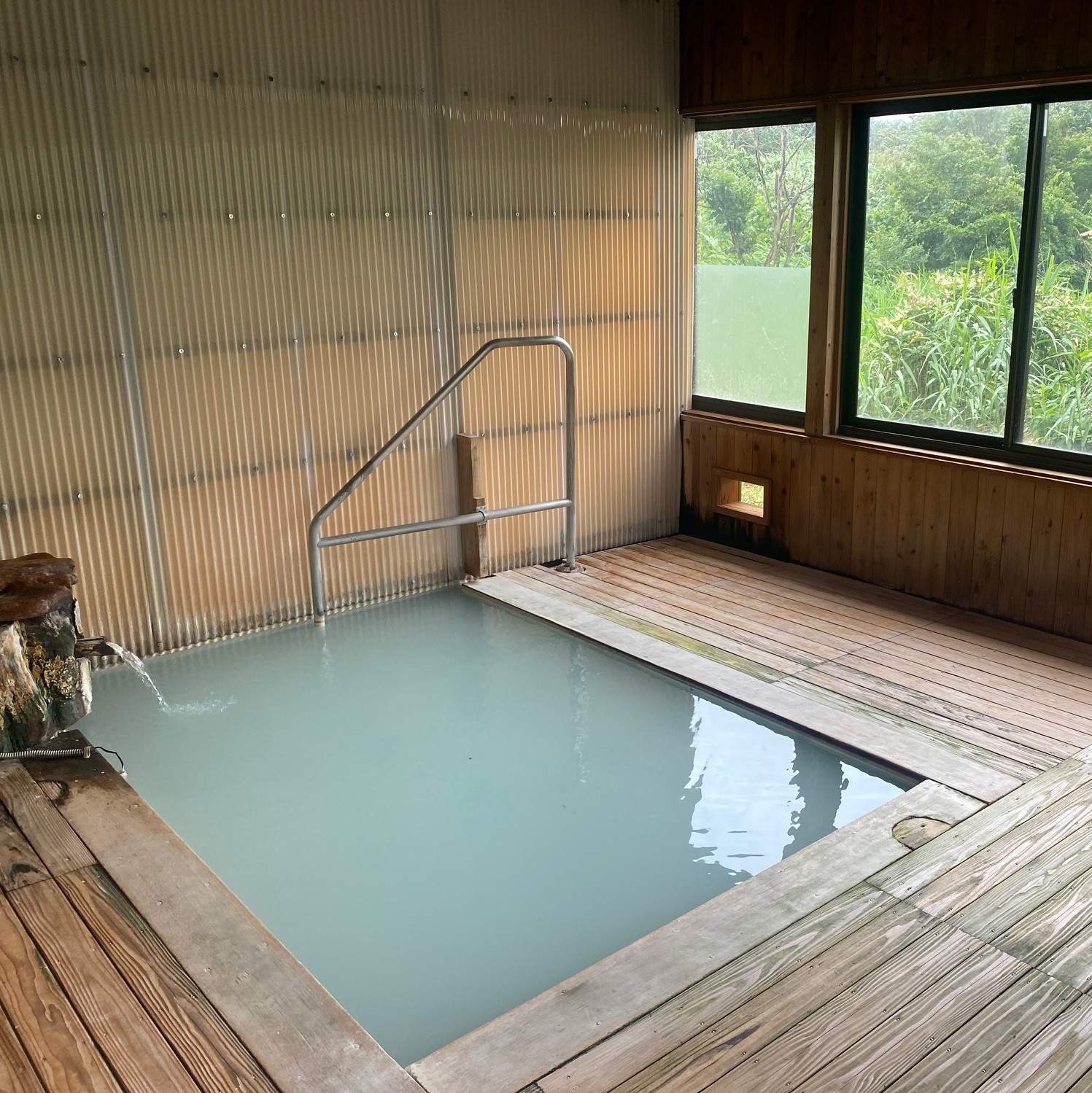 新野地温泉 相模屋旅館 — 福島市・噴気の音と匂いを残す秘湯を守る会の湯小屋造り