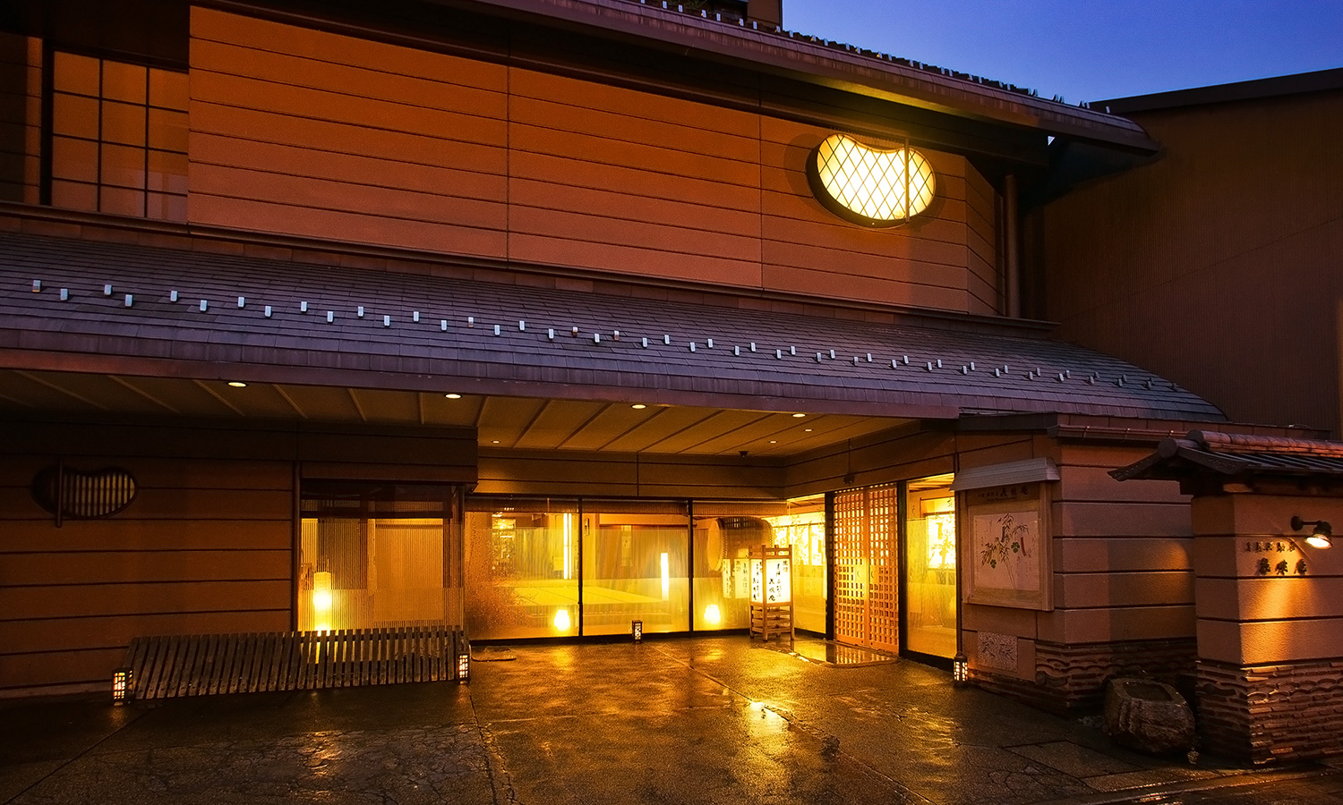 本陣平野屋 花兆庵 — 高山市本町 · 古い町並みから徒歩一分の城下町の中心に立つ旅館