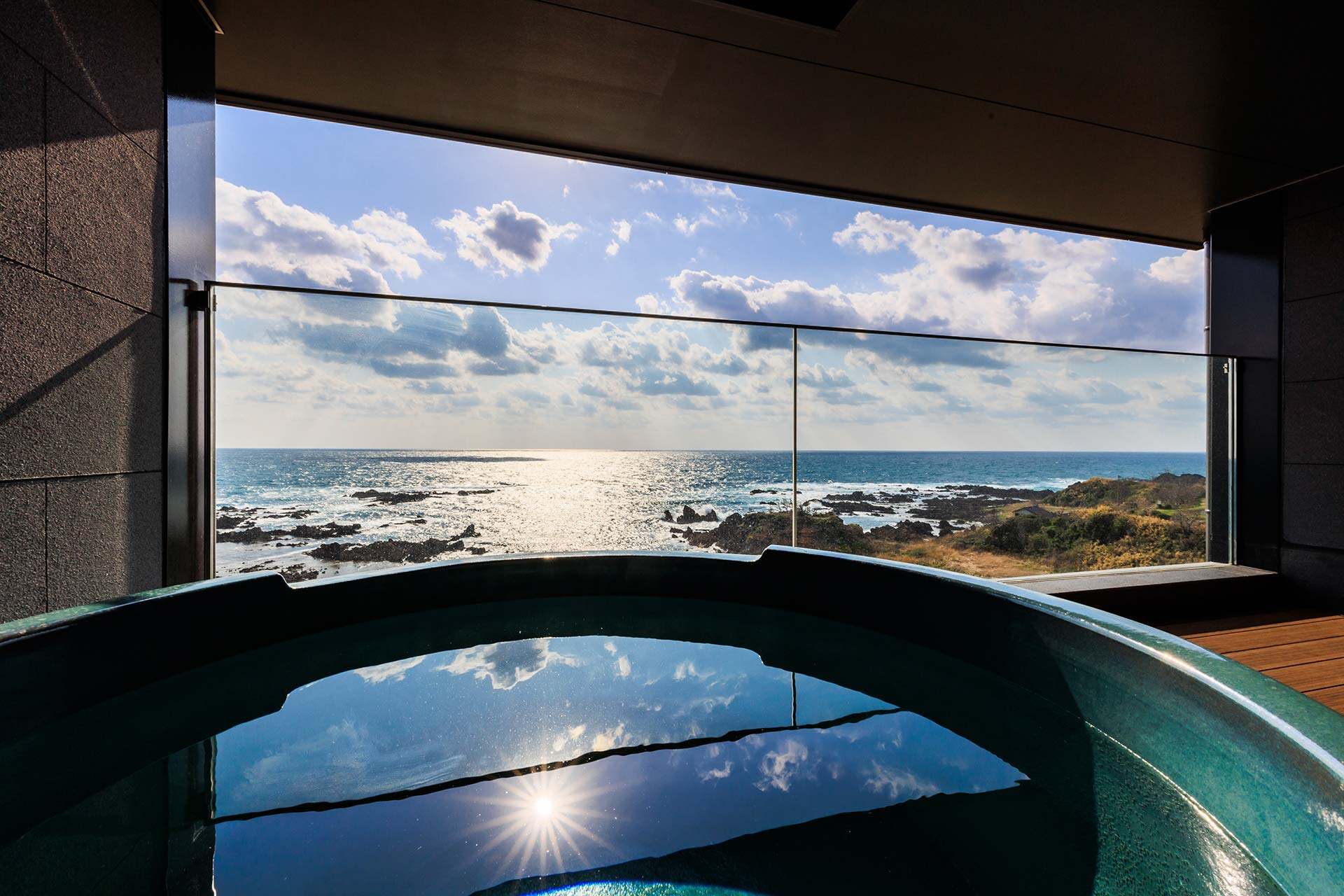 SADO RESORT HOTEL AZUMA — 佐渡・相川春日崎 · 客室露天と貸切露天から日本海の落日を望むリゾート旅館