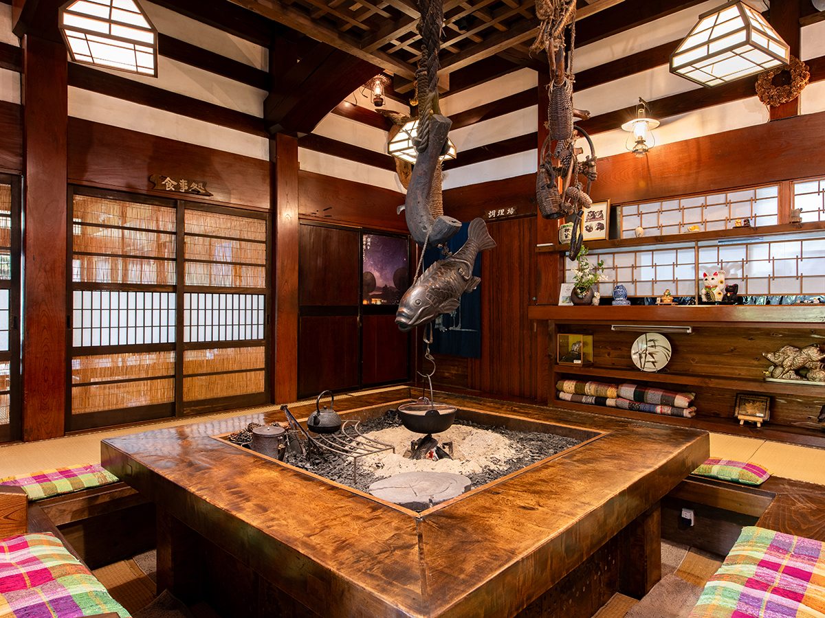 豪族の館 大東園 — 茅野市横谷峡 · 富山から移築した築150年古民家、全5室の宿
