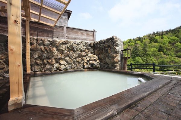 ふけの湯 — 秋田県鹿角市・八幡平 · 蒸気立つ高地の湯場の浴場