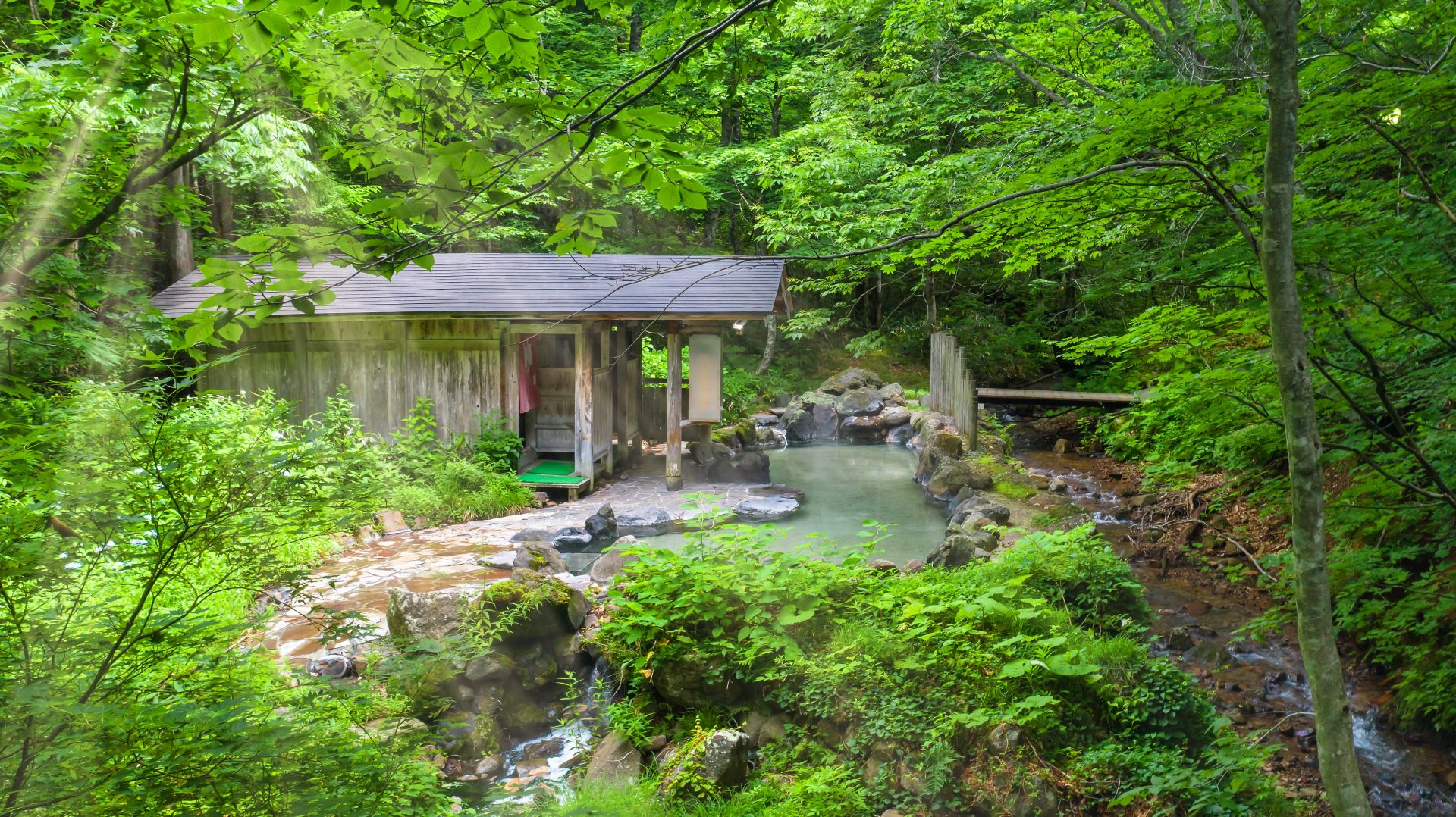 蟹場温泉 — 仙北市乳頭温泉郷 · 原生林に囲まれた野天風呂と木造の湯小屋