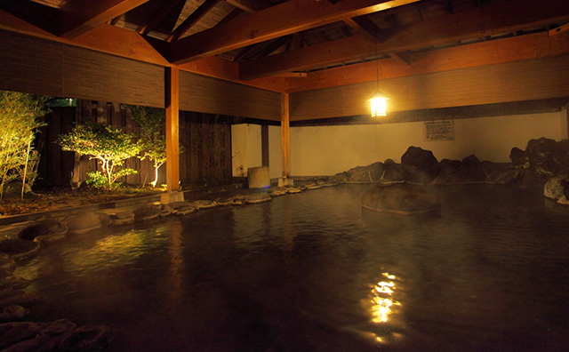 玉峰館 — 河津峰温泉 · 大正15年創業、行灯が照らす大岩露天「吹花」
