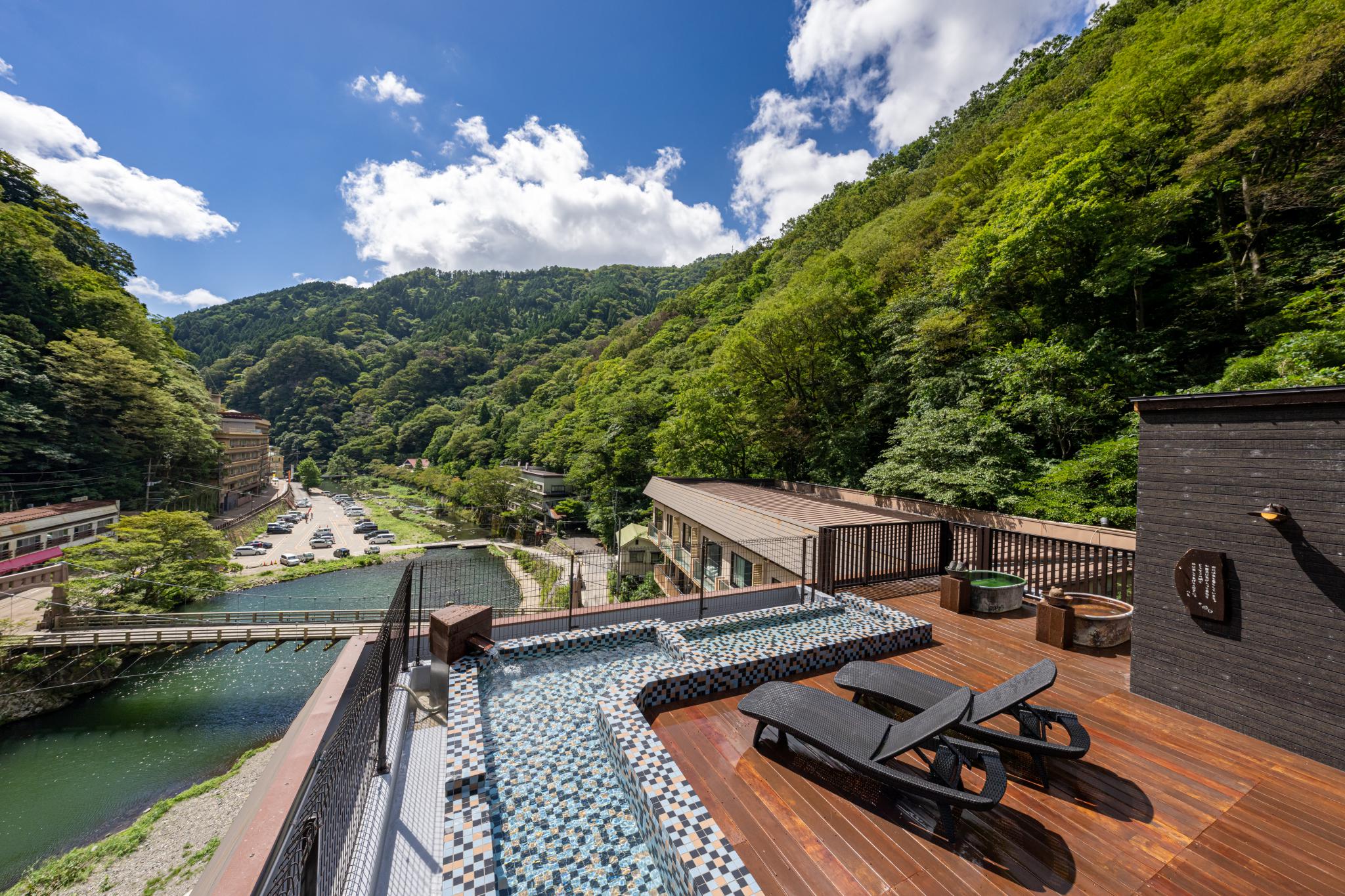 湯原温泉 八景 — 真庭市湯原 · 旭川沿いに建ち砂噴き露天の正面に位置する料理旅館