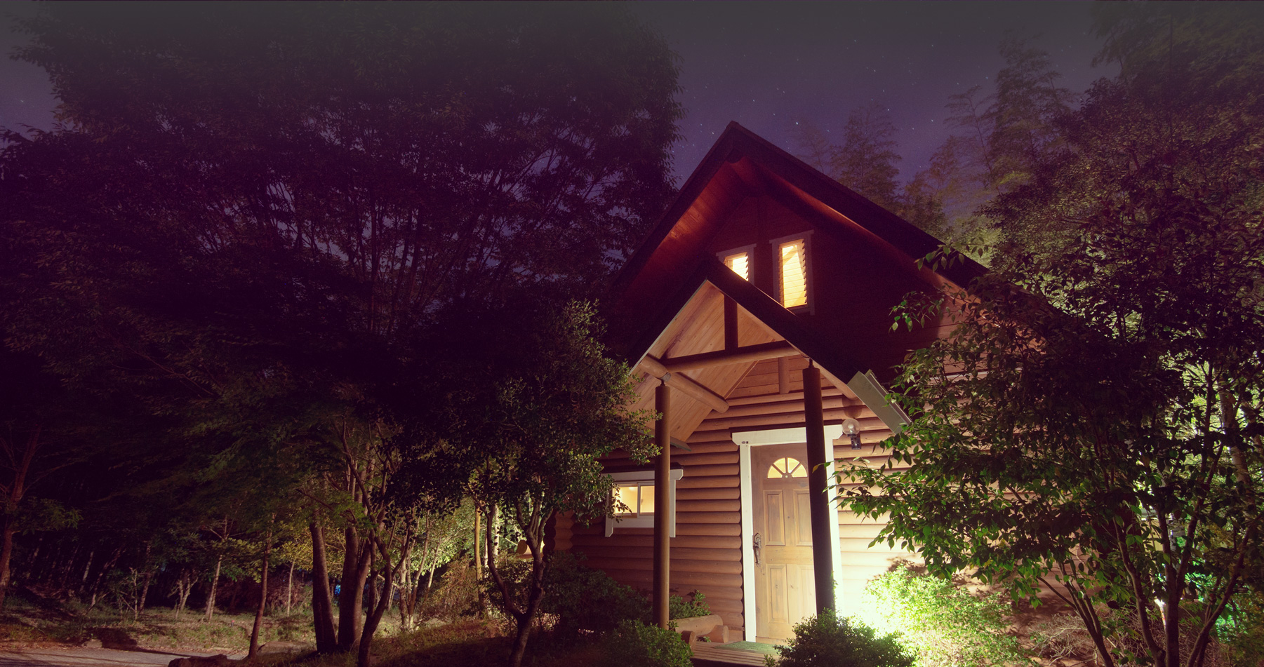 露天風呂付貸別荘 柊 — 日田市天瀬町 · 木立に独立して建つ一棟貸しのコテージ夜景