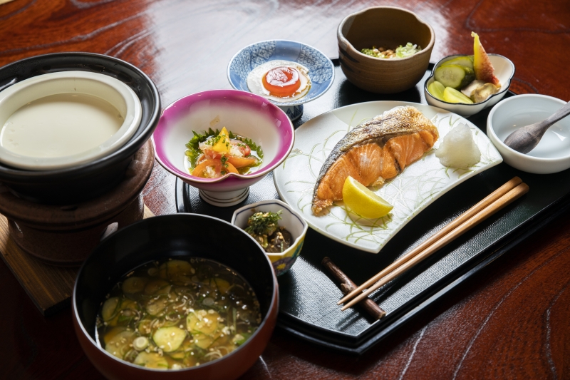 旅館 比与志 — 秩父市・武甲山北麓 · 二十四節気の膳で知られる七室の料理旅館