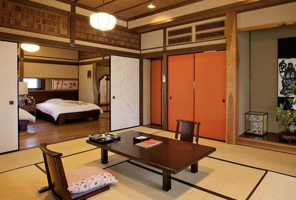 山懐の宿 一木一草 — 山鹿市平山・八千代座棟梁の門と酒蔵移築のエントランス
