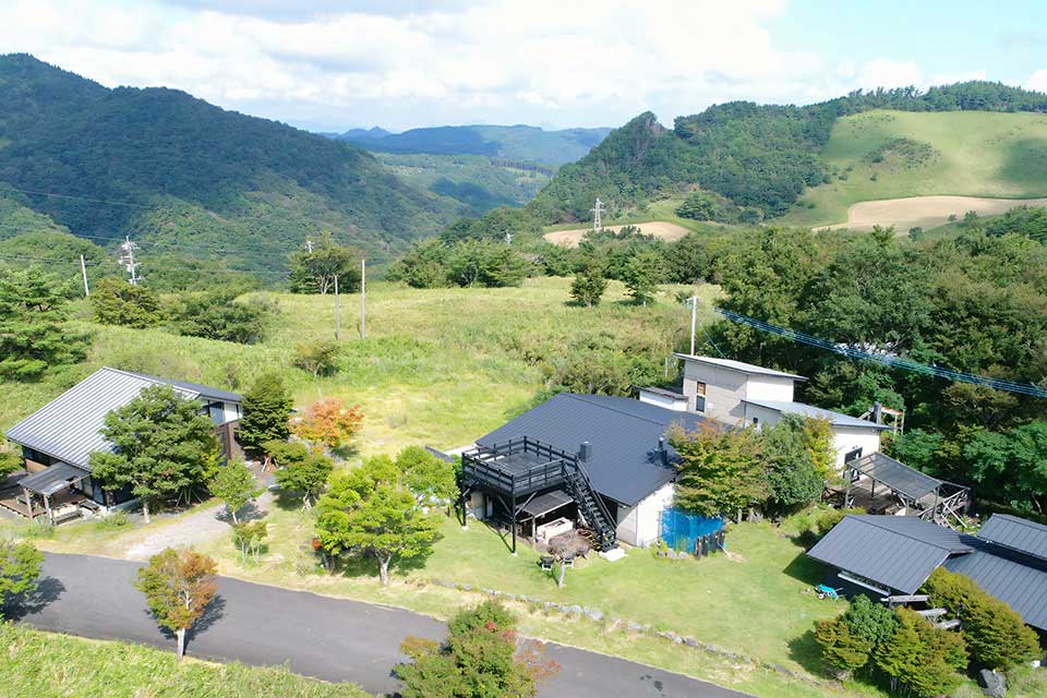 塚原高原 いろはにほへ陶 — 由布市塚原高原 · 大草原に三棟、自炊もできる独立棟の貸別荘