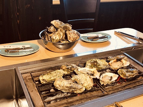 民宿 かき浜 — 穴水町麦ヶ浦 · 目の前の湾で自家養殖した牡蠣の炭火焼き