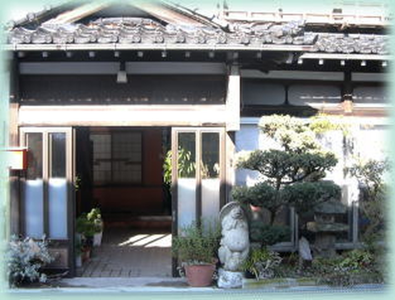 かしや旅館 — 客間の欄間と置物、井波彫刻の意匠が残る数寄屋造り
