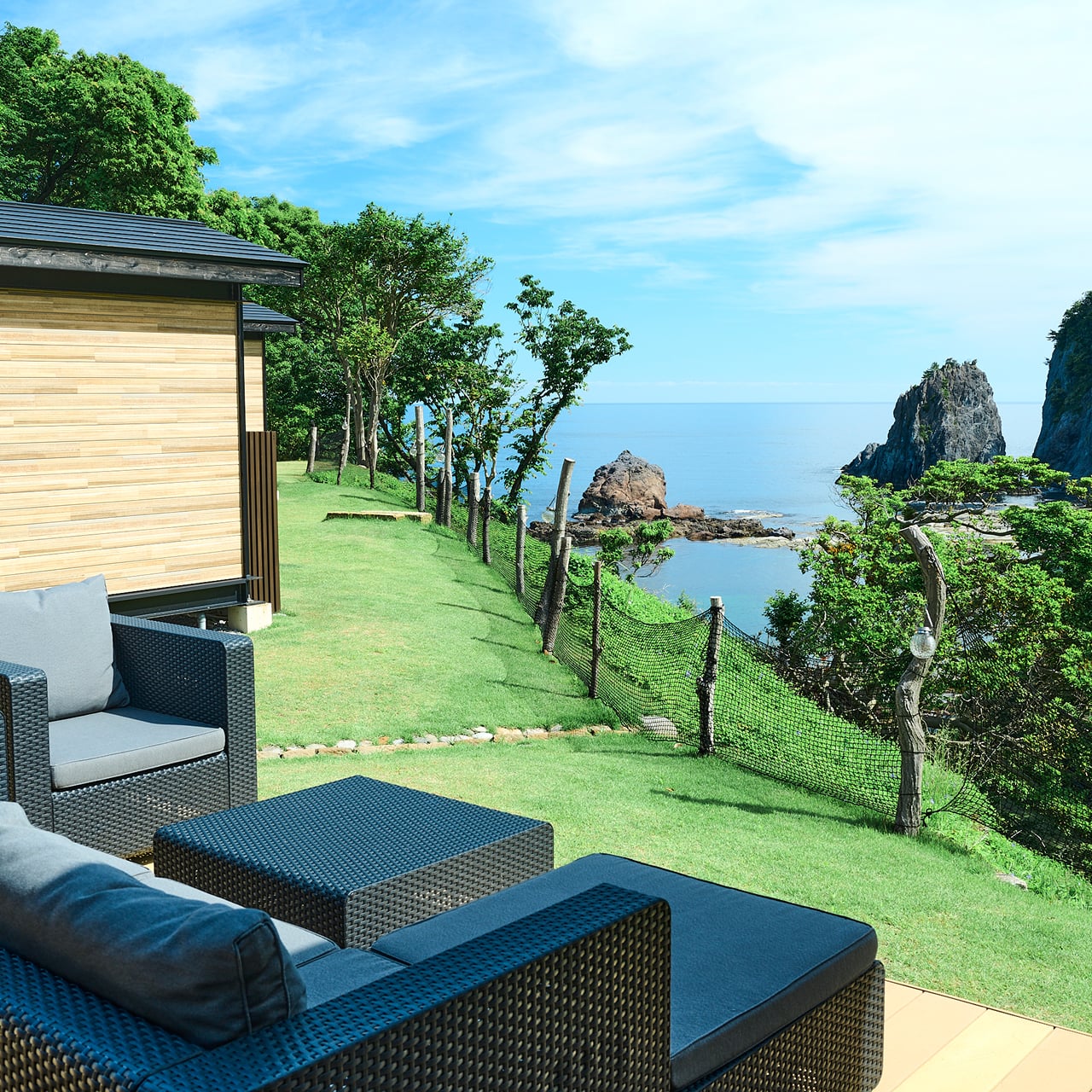 slow glamping 風と海と — 香住・境 · 約65㎡の独立コテージ4棟、日本海を望むウッドデッキ