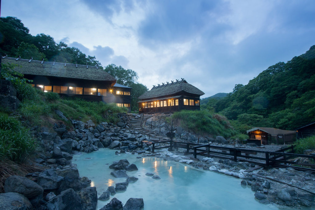 黒湯温泉 — 仙北市乳頭温泉郷 · 乳頭最奥、木造の湯小屋と乳白の湯壷が並ぶ湯治場