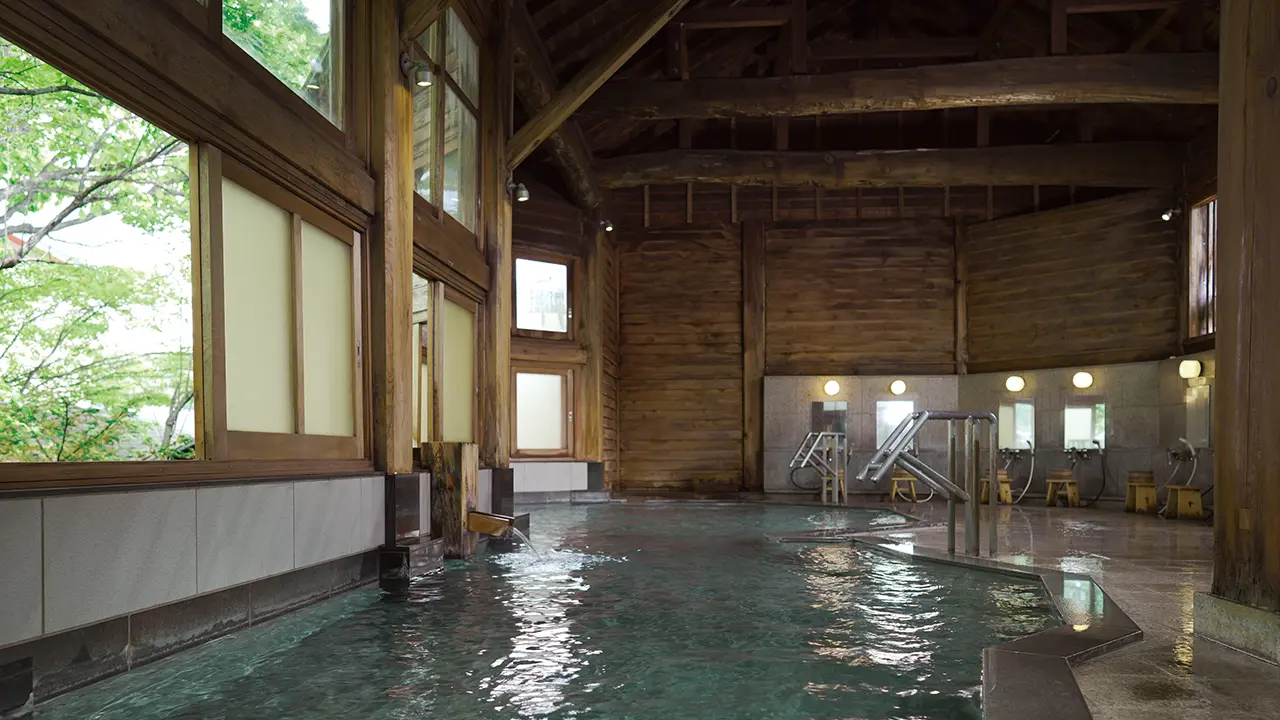 草津温泉 望雲 — 群馬・草津町 · 万代鉱源泉を引く酸性泉の内湯と露天
