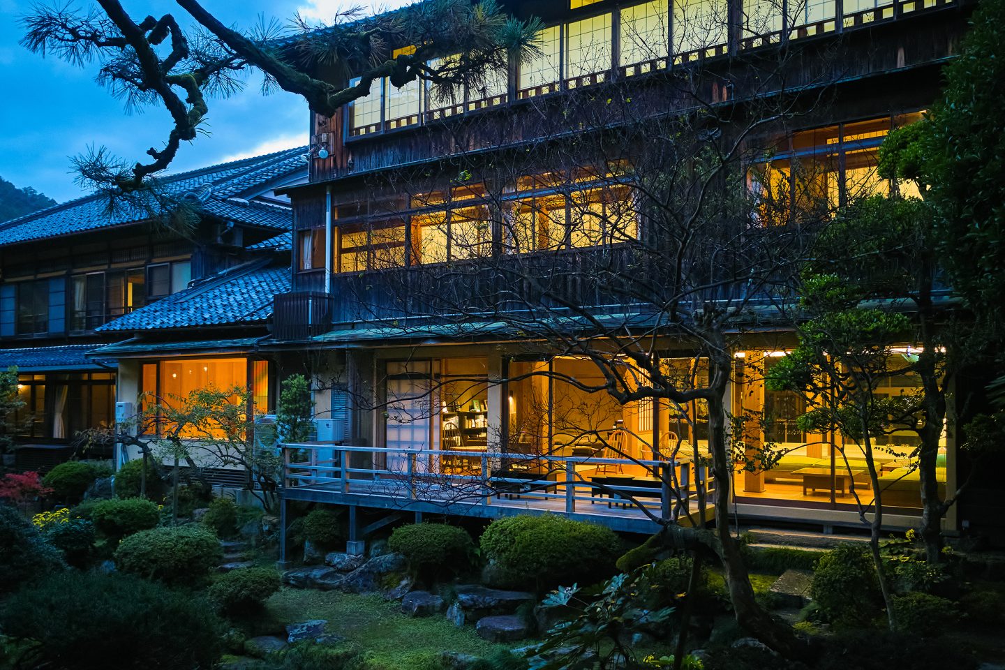 三木屋 — 城崎温泉一の湯界隈 · 昭和2年築、志賀直哉ゆかりの登録有形文化財の旅館